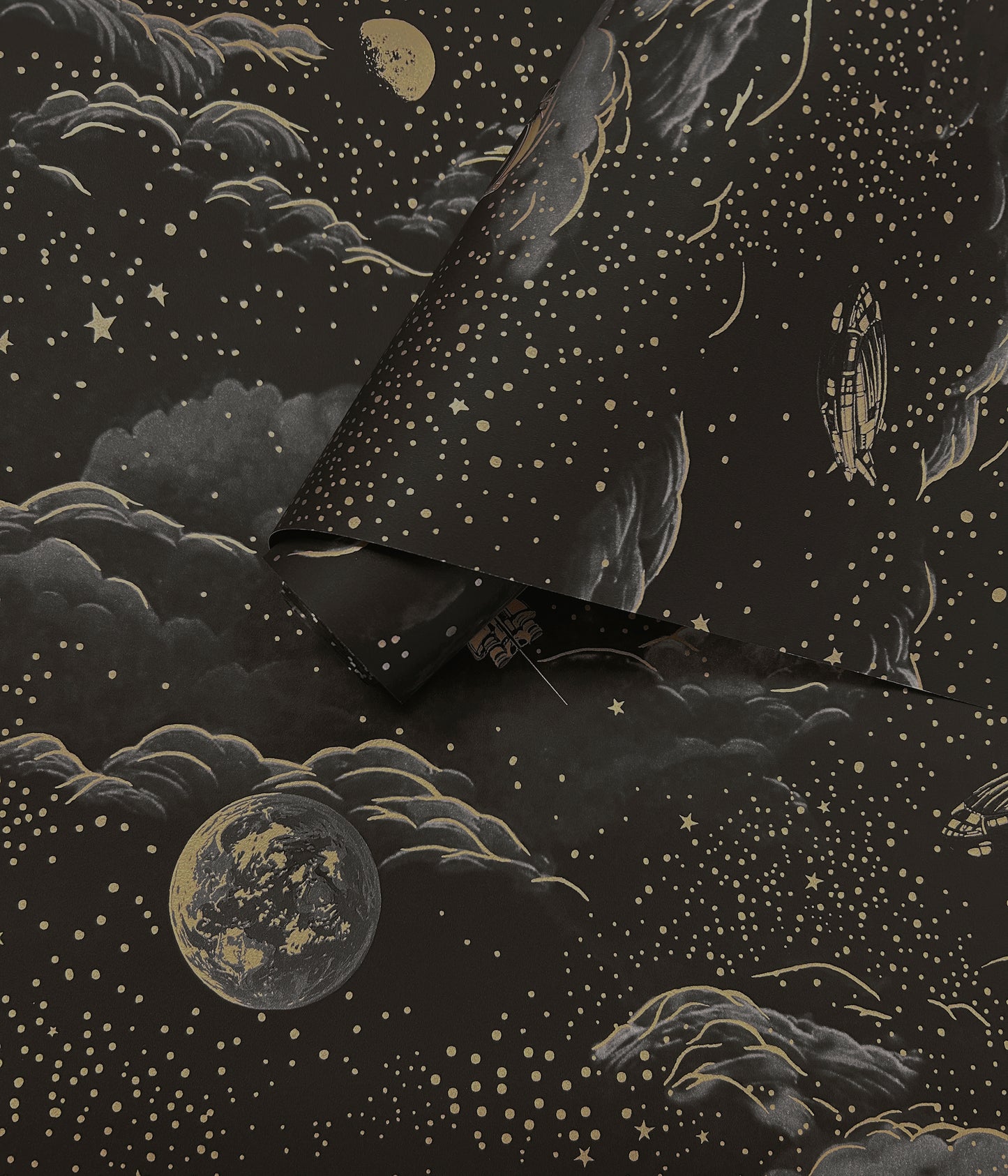 Lost In Space Black / Gold