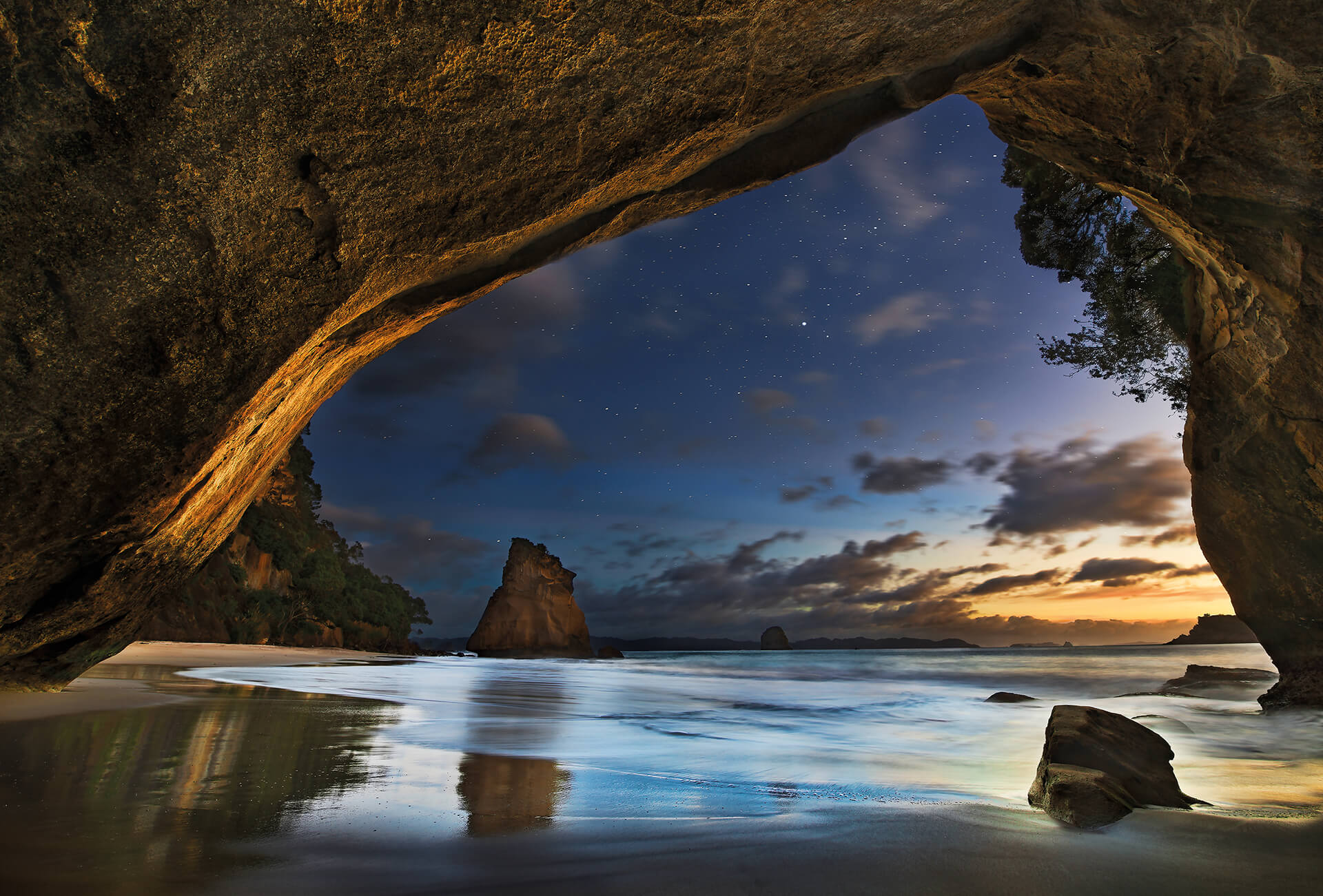 Cathedral Cove in New Zealand Mural Wallpaper Inn