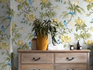 Birds & Blooms Grey Wallpaper is a beautiful floral wallpaper with majestic birds perched upon branches. This gorgeous colour palette features pops of fresh greens and antique yellows sat upon a soft grey background.